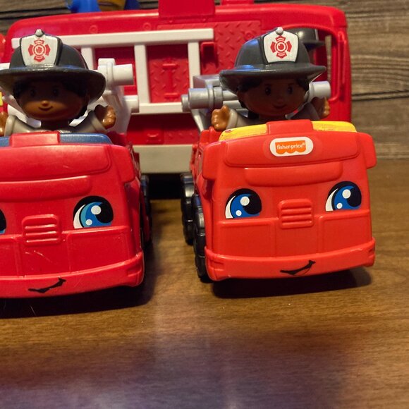 Fisher-Price Little People 3 To the Rescue Fire Trucks & 4 Firefighter Figures - Picture 2 of 6